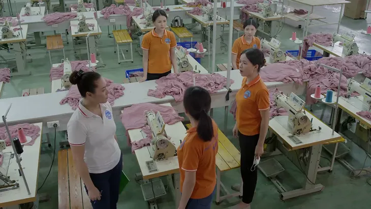 Những cô gái trong thành phố - Tập 5: Lọt mắt xanh của sếp, Cúc bị chơi xấu - Ảnh 4. Những cô gái trong thành phố - Tập 5: Lọt mắt xanh của sếp, Cúc bị chơi xấu - Ảnh 4.