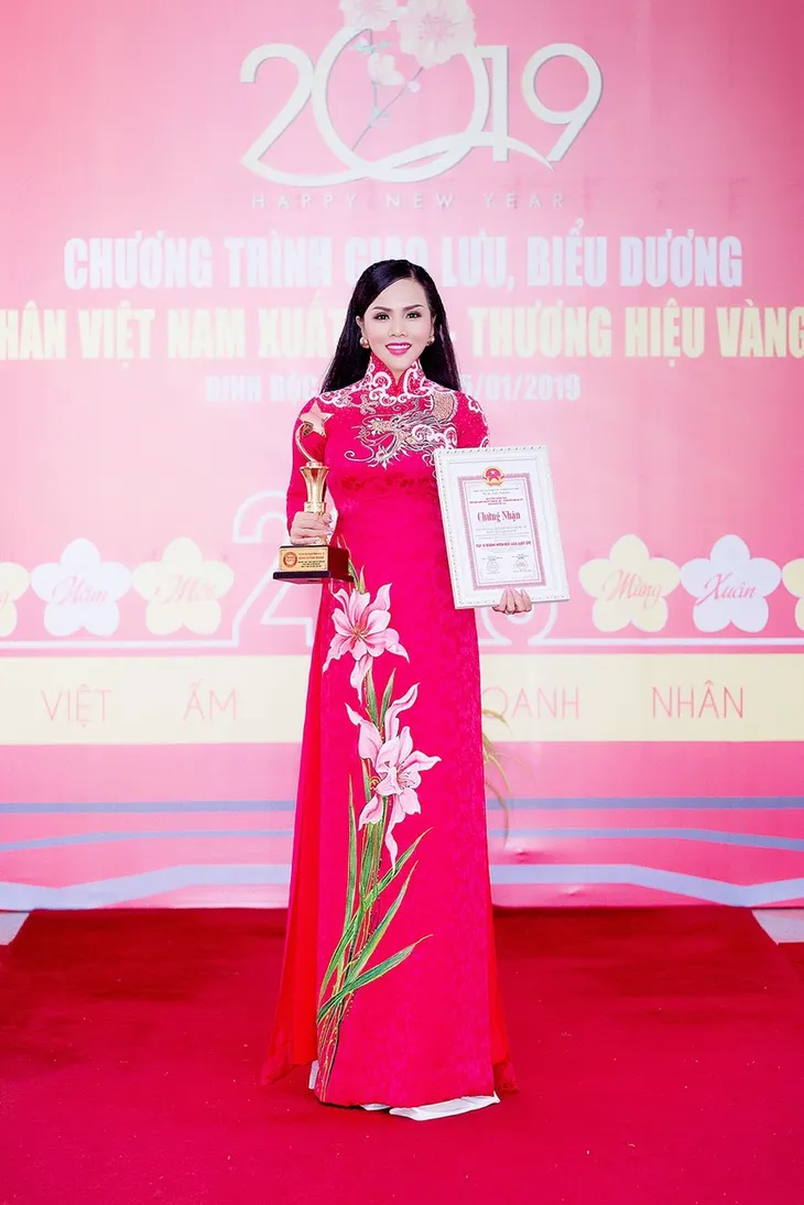 Đặng Huỳnh Thanh nhận cú đúp Hoa hậu và Doanh nhân xuất sắc 2018 - Ảnh 1.
