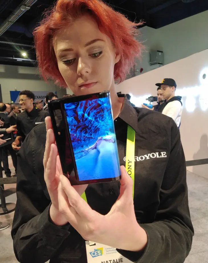 Trên tay smartphone màn hình gập đầu tiên trên thế giới tại CES 2019 - Ảnh 6. Trên tay smartphone màn hình gập đầu tiên trên thế giới tại CES 2019 - Ảnh 6.