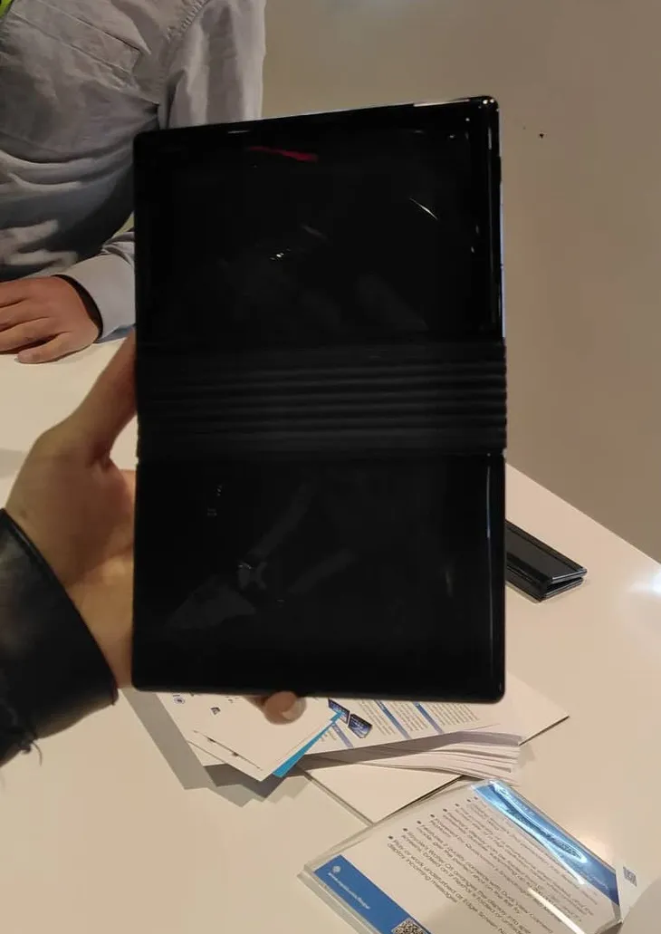 Trên tay smartphone màn hình gập đầu tiên trên thế giới tại CES 2019 - Ảnh 5. Trên tay smartphone màn hình gập đầu tiên trên thế giới tại CES 2019 - Ảnh 5.