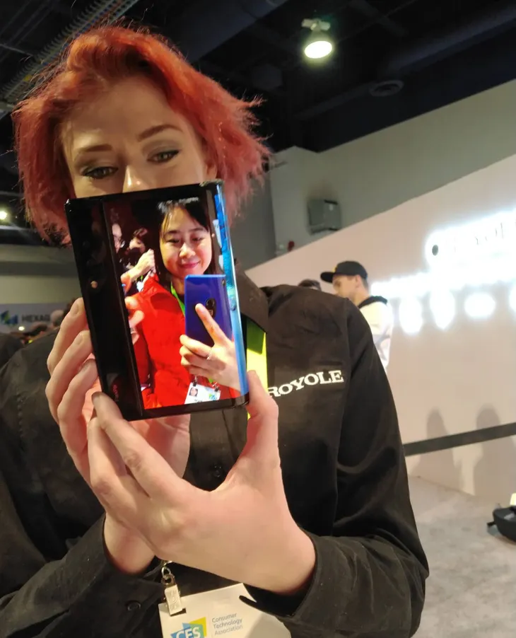 Trên tay smartphone màn hình gập đầu tiên trên thế giới tại CES 2019 - Ảnh 7. Trên tay smartphone màn hình gập đầu tiên trên thế giới tại CES 2019 - Ảnh 7.