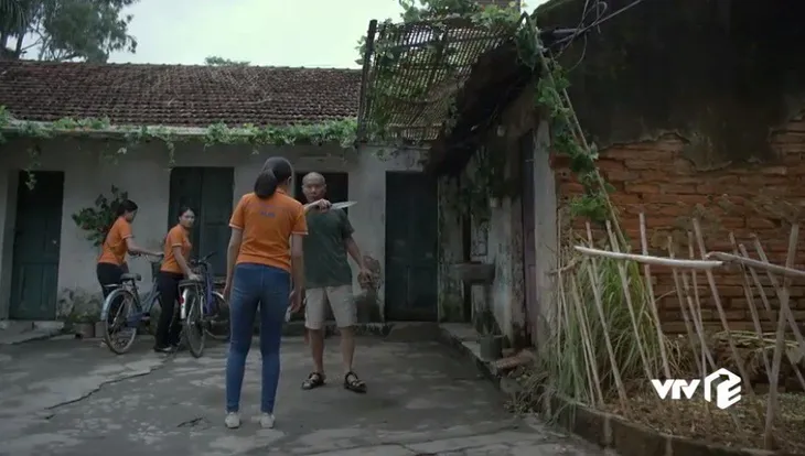 Những cô gái trong thành phố - Tập 8: Lâm đồ tể khiến cả xóm trọ khiếp sợ, Ly chanh chua gây hấn - Ảnh 6. Những cô gái trong thành phố - Tập 8: Lâm đồ tể khiến cả xóm trọ khiếp sợ, Ly chanh chua gây hấn - Ảnh 6.