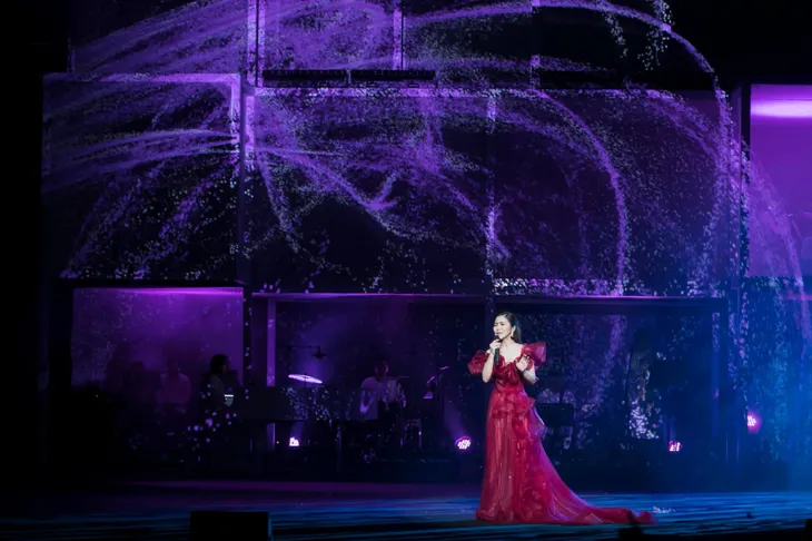 Hương Tràm thăng hoa trong đêm liveshow đầu tiên trong sự nghiệp - Ảnh 2. Hương Tràm thăng hoa trong đêm liveshow đầu tiên trong sự nghiệp - Ảnh 2.