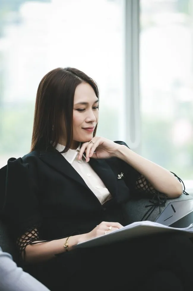 Mỹ Tâm khoe gu thời trang đẳng cấp trong Chị trợ lý của anh - Ảnh 4. Mỹ Tâm khoe gu thời trang đẳng cấp trong Chị trợ lý của anh - Ảnh 4.