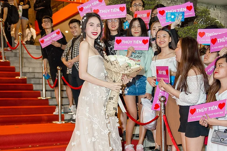 Thủy Tiên đẹp mong manh bên Công Vinh tại Lễ trao giải Làn sóng xanh - Ảnh 4. Thủy Tiên đẹp mong manh bên Công Vinh tại Lễ trao giải Làn sóng xanh - Ảnh 4.