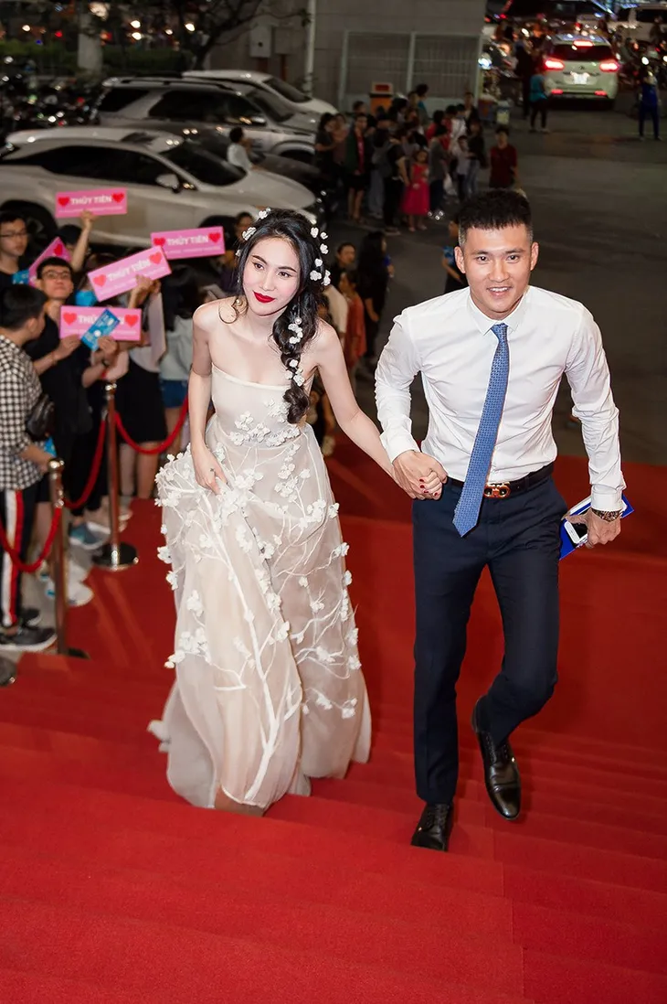 Thủy Tiên đẹp mong manh bên Công Vinh tại Lễ trao giải Làn sóng xanh - Ảnh 1. Thủy Tiên đẹp mong manh bên Công Vinh tại Lễ trao giải Làn sóng xanh - Ảnh 1.