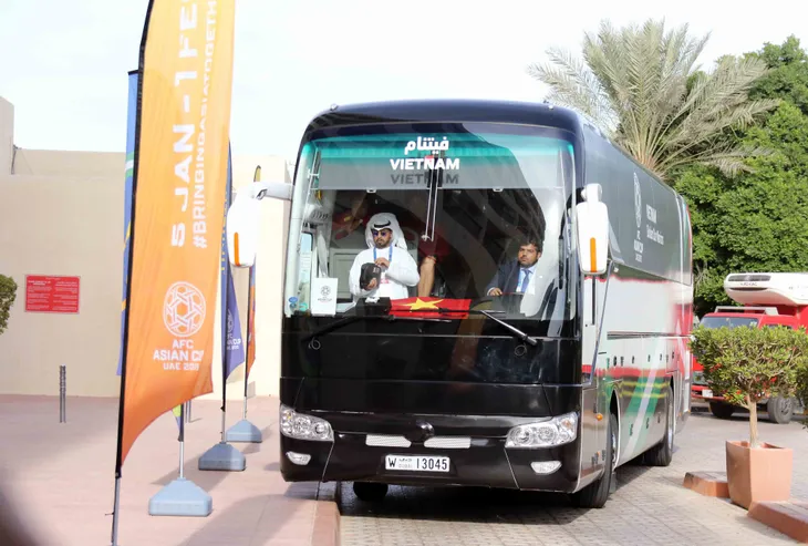 ĐT Việt Nam tới Al Ain bằng xe bus, chuẩn bị cho trận quyết định với ĐT Yemen - Ảnh 1. ĐT Việt Nam tới Al Ain bằng xe bus, chuẩn bị cho trận quyết định với ĐT Yemen - Ảnh 1.