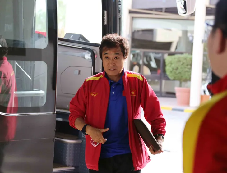 ĐT Việt Nam tới Al Ain bằng xe bus, chuẩn bị cho trận quyết định với ĐT Yemen - Ảnh 2. ĐT Việt Nam tới Al Ain bằng xe bus, chuẩn bị cho trận quyết định với ĐT Yemen - Ảnh 2.