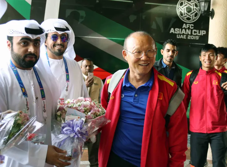 ĐT Việt Nam tới Al Ain bằng xe bus, chuẩn bị cho trận quyết định với ĐT Yemen - Ảnh 3. ĐT Việt Nam tới Al Ain bằng xe bus, chuẩn bị cho trận quyết định với ĐT Yemen - Ảnh 3.