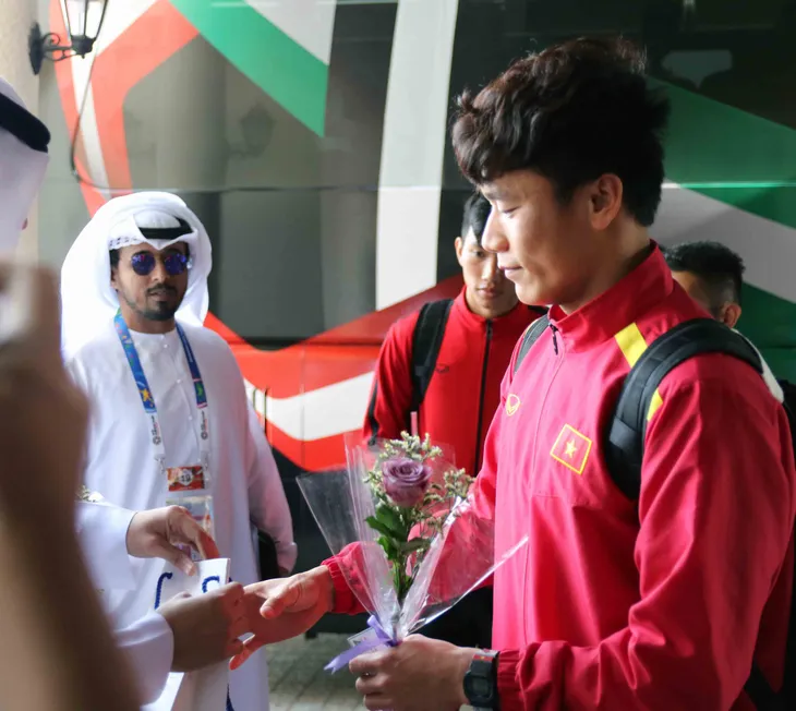 ĐT Việt Nam tới Al Ain bằng xe bus, chuẩn bị cho trận quyết định với ĐT Yemen - Ảnh 5. ĐT Việt Nam tới Al Ain bằng xe bus, chuẩn bị cho trận quyết định với ĐT Yemen - Ảnh 5.