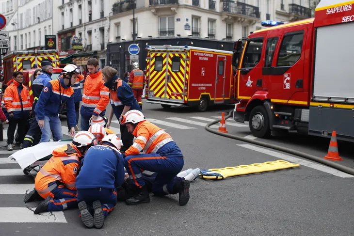 Đẩy mạnh công tác cứu hộ vụ nổ do rò rỉ khí gas ở Paris, Pháp - Ảnh 2. Đẩy mạnh công tác cứu hộ vụ nổ do rò rỉ khí gas ở Paris, Pháp - Ảnh 2.