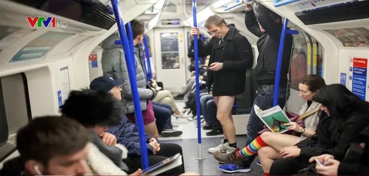 Hàng trăm người London đồng loạt không mặc quần dài khi đi tàu điện - Ảnh 1. Hàng trăm người London đồng loạt không mặc quần dài khi đi tàu điện - Ảnh 1.