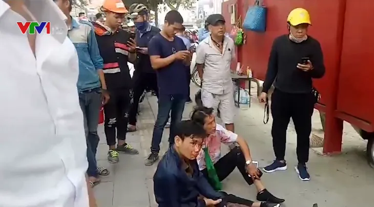 Taxi mất phanh lao vào gốc cây, tài xế gãy chân - Ảnh 2. Taxi mất phanh lao vào gốc cây, tài xế gãy chân - Ảnh 2.