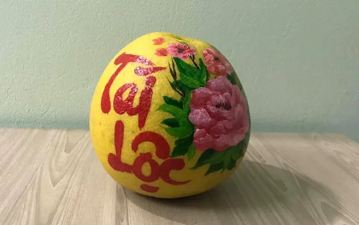 Trái cây thư pháp hút khách ngày cận Tết - Ảnh 1. Trái cây thư pháp hút khách ngày cận Tết - Ảnh 1.