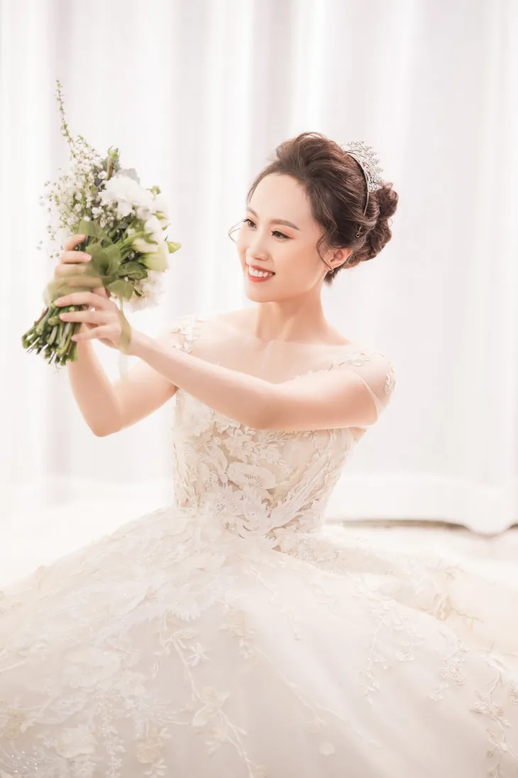 Ngắm bộ ảnh cưới ngọt ngào của NSND Trung Hiếu - Ảnh 1. Ngắm bộ ảnh cưới ngọt ngào của NSND Trung Hiếu - Ảnh 1.