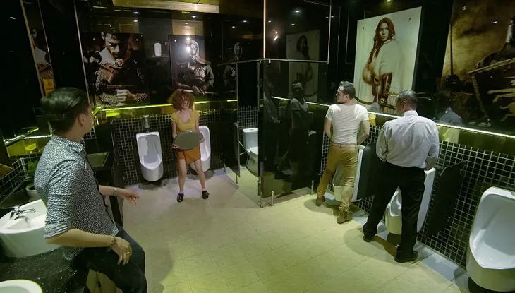 Mối tình đầu của tôi - Tập 1: Thánh nhọ An Chi hết nhầm toilet nam lại ngã xuống bể bơi giữa tiệc sinh nhật - Ảnh 2. Mối tình đầu của tôi - Tập 1: Thánh nhọ An Chi hết nhầm toilet nam lại ngã xuống bể bơi giữa tiệc sinh nhật - Ảnh 2.
