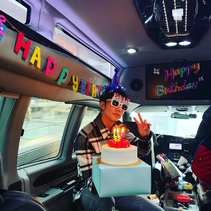 Lee Seung Gi đón sinh nhật tuổi 32 ở phim trường - Ảnh 1. Lee Seung Gi đón sinh nhật tuổi 32 ở phim trường - Ảnh 1.