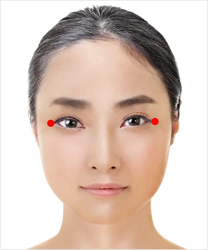 Kỹ thuật massage giúp trẻ hóa đôi mắt chỉ trong 1 phút - Ảnh 2. Kỹ thuật massage giúp trẻ hóa đôi mắt chỉ trong 1 phút - Ảnh 2.