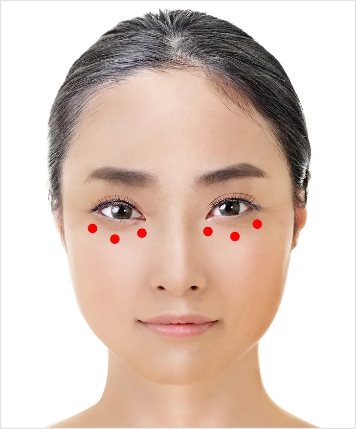 Kỹ thuật massage giúp trẻ hóa đôi mắt chỉ trong 1 phút - Ảnh 5. Kỹ thuật massage giúp trẻ hóa đôi mắt chỉ trong 1 phút - Ảnh 5.