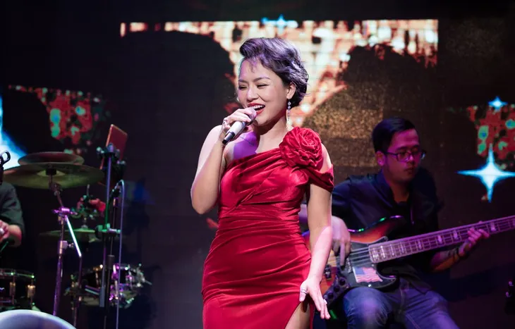 Sau 39 năm, Thái Thùy Linh mới diện đầm dài tha thướt đến vậy! - Ảnh 5. Sau 39 năm, Thái Thùy Linh mới diện đầm dài tha thướt đến vậy! - Ảnh 5.