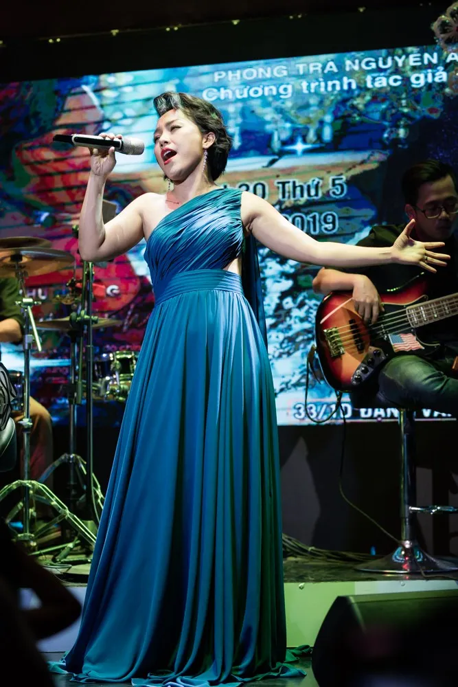 Sau 39 năm, Thái Thùy Linh mới diện đầm dài tha thướt đến vậy! - Ảnh 1. Sau 39 năm, Thái Thùy Linh mới diện đầm dài tha thướt đến vậy! - Ảnh 1.