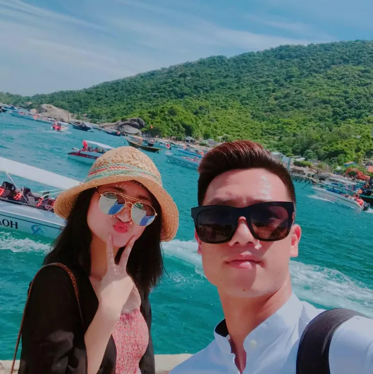 Bạn gái tiền vệ Huy Hùng làm công nhân may trong Những cô gái trong thành phố - Ảnh 4. Bạn gái tiền vệ Huy Hùng làm công nhân may trong Những cô gái trong thành phố - Ảnh 4.