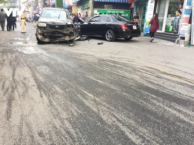 Xe điên đâm liên hoàn trên phố Ngọc Khánh, 1 người thiệt mạng - Ảnh 2. Xe điên đâm liên hoàn trên phố Ngọc Khánh, 1 người thiệt mạng - Ảnh 2.