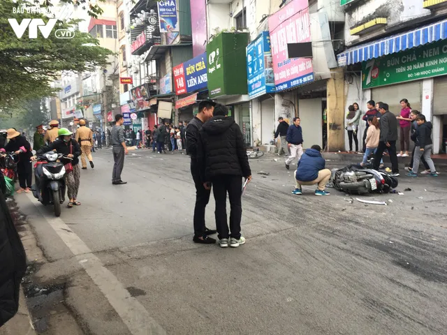 Xe điên đâm liên hoàn trên phố Ngọc Khánh, 1 người thiệt mạng - Ảnh 7. Xe điên đâm liên hoàn trên phố Ngọc Khánh, 1 người thiệt mạng - Ảnh 7.