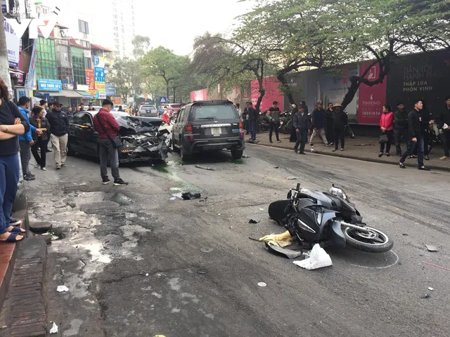 Xe điên đâm liên hoàn trên phố Ngọc Khánh, 1 người thiệt mạng - Ảnh 4. Xe điên đâm liên hoàn trên phố Ngọc Khánh, 1 người thiệt mạng - Ảnh 4.