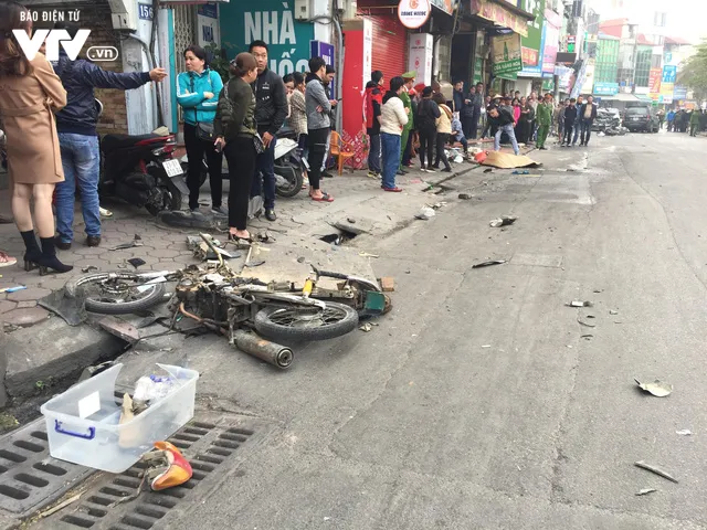 Xe điên đâm liên hoàn trên phố Ngọc Khánh, 1 người thiệt mạng - Ảnh 10. Xe điên đâm liên hoàn trên phố Ngọc Khánh, 1 người thiệt mạng - Ảnh 10.