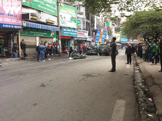 Xe điên đâm liên hoàn trên phố Ngọc Khánh, 1 người thiệt mạng - Ảnh 5. Xe điên đâm liên hoàn trên phố Ngọc Khánh, 1 người thiệt mạng - Ảnh 5.