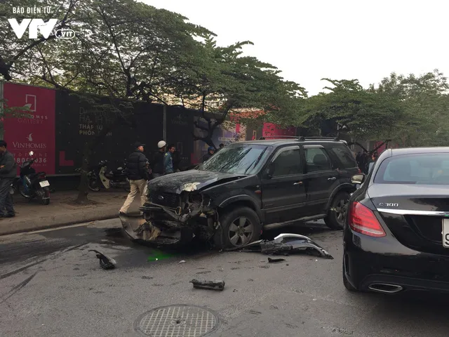 Xe điên đâm liên hoàn trên phố Ngọc Khánh, 1 người thiệt mạng - Ảnh 1. Xe điên đâm liên hoàn trên phố Ngọc Khánh, 1 người thiệt mạng - Ảnh 1.