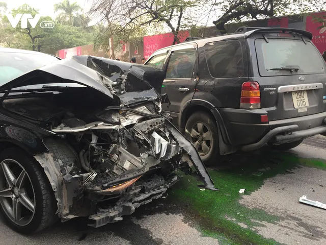 Xe điên đâm liên hoàn trên phố Ngọc Khánh, 1 người thiệt mạng - Ảnh 3. Xe điên đâm liên hoàn trên phố Ngọc Khánh, 1 người thiệt mạng - Ảnh 3.