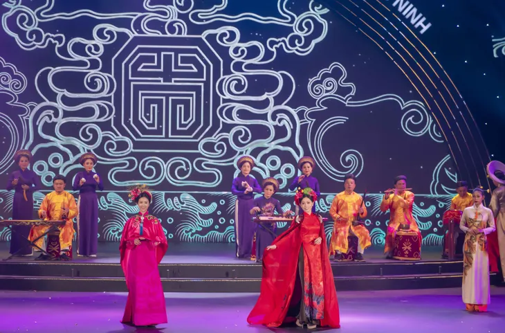 Hoa hậu Tiểu Vy quyền lực như Hoàng hậu trên sân khấu ở Hạ Long - Ảnh 3. Hoa hậu Tiểu Vy quyền lực như Hoàng hậu trên sân khấu ở Hạ Long - Ảnh 3.