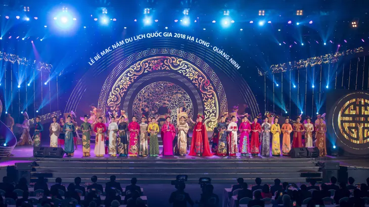 Hoa hậu Tiểu Vy quyền lực như Hoàng hậu trên sân khấu ở Hạ Long - Ảnh 6. Hoa hậu Tiểu Vy quyền lực như Hoàng hậu trên sân khấu ở Hạ Long - Ảnh 6.