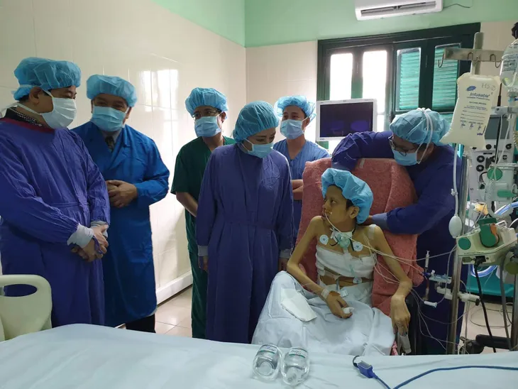 Bộ trưởng Bộ Y tế truy tặng kỷ niệm chương cho người hiến 7 mô/tạng - Ảnh 1. Bộ trưởng Bộ Y tế truy tặng kỷ niệm chương cho người hiến 7 mô/tạng - Ảnh 1.