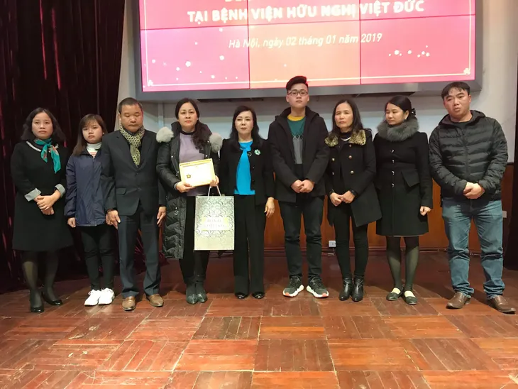 Bộ trưởng Bộ Y tế truy tặng kỷ niệm chương cho người hiến 7 mô/tạng - Ảnh 3. Bộ trưởng Bộ Y tế truy tặng kỷ niệm chương cho người hiến 7 mô/tạng - Ảnh 3.