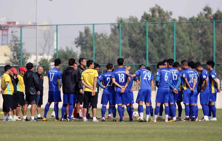 Asian Cup 2019: ĐT Việt Nam tập buổi đầu tiên trong năm mới, sẵn sàng chinh phục thách thức - Ảnh 2. Asian Cup 2019: ĐT Việt Nam tập buổi đầu tiên trong năm mới, sẵn sàng chinh phục thách thức - Ảnh 2.