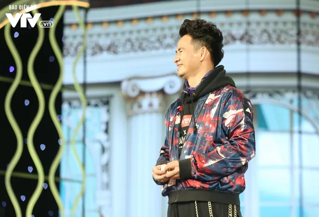 Xuân Bắc khác lạ với tạo hình nam sinh lêu lổng tại Gala cười 2019 - Ảnh 6. Xuân Bắc khác lạ với tạo hình nam sinh lêu lổng tại Gala cười 2019 - Ảnh 6.