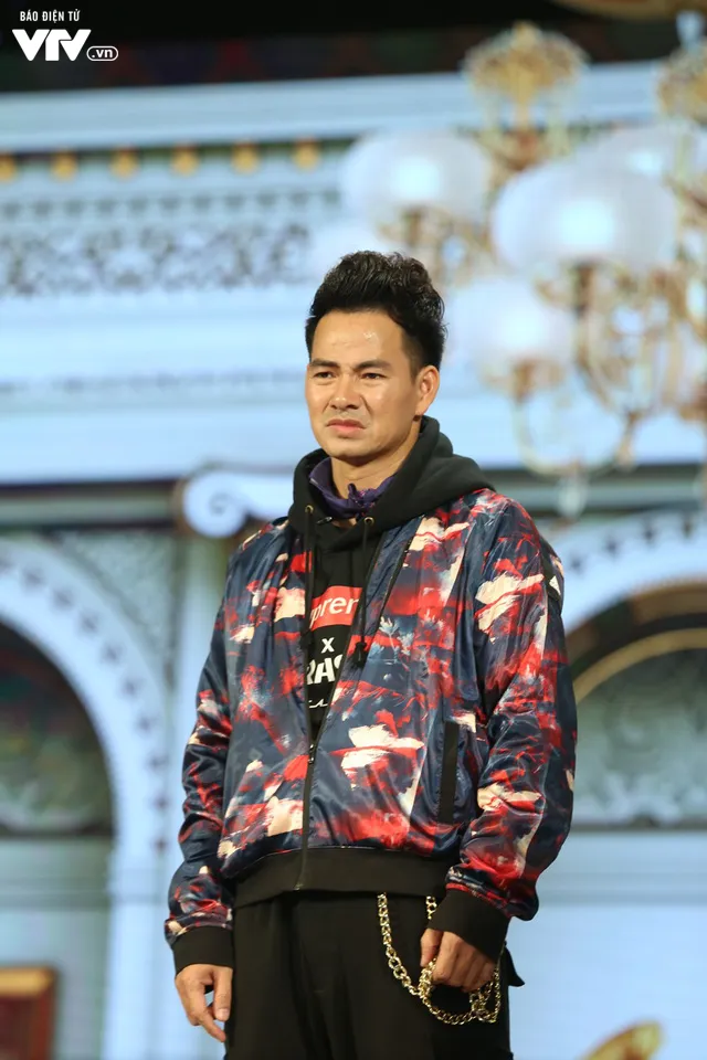 Xuân Bắc khác lạ với tạo hình nam sinh lêu lổng tại Gala cười 2019 - Ảnh 7. Xuân Bắc khác lạ với tạo hình nam sinh lêu lổng tại Gala cười 2019 - Ảnh 7.