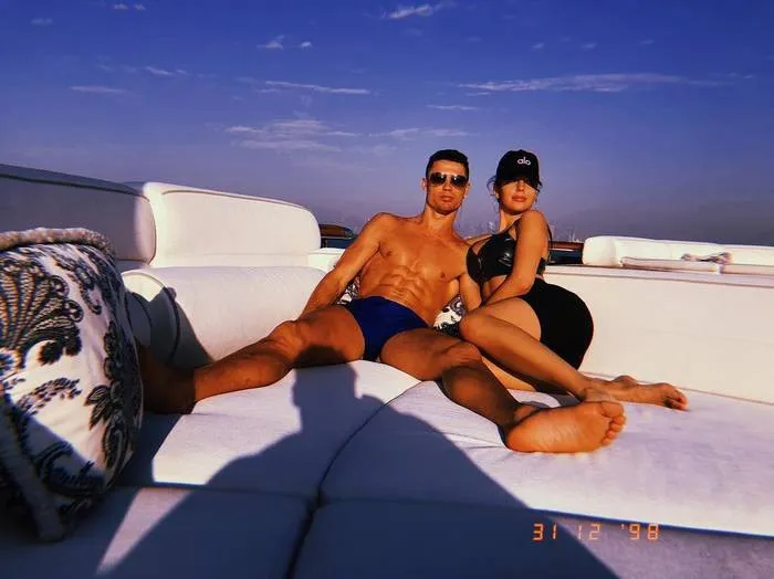 Ronaldo tắm nắng tại UAE và tuyên bố mình xuất sắc nhất mọi thời đại - Ảnh 2. Ronaldo tắm nắng tại UAE và tuyên bố mình xuất sắc nhất mọi thời đại - Ảnh 2.