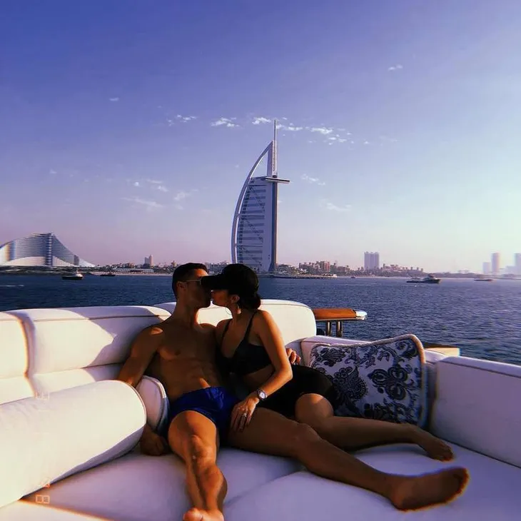 Ronaldo tắm nắng tại UAE và tuyên bố mình xuất sắc nhất mọi thời đại - Ảnh 1. Ronaldo tắm nắng tại UAE và tuyên bố mình xuất sắc nhất mọi thời đại - Ảnh 1.