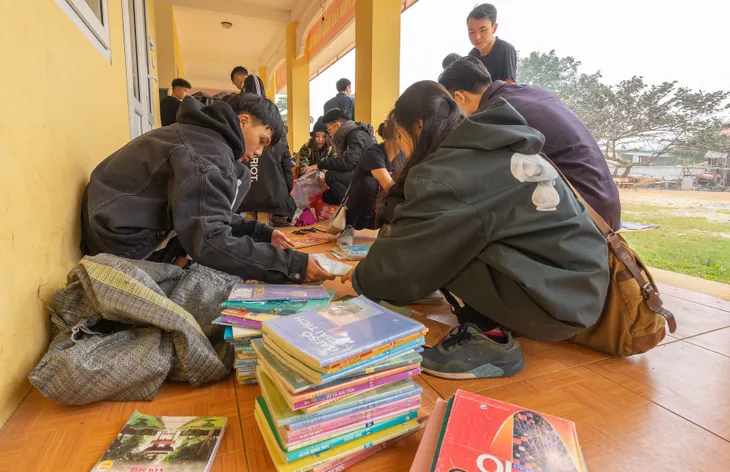 Sinh viên trường Báo mang hơi ấm thiện nguyện đến tỉnh Hòa Bình - Ảnh 1. Sinh viên trường Báo mang hơi ấm thiện nguyện đến tỉnh Hòa Bình - Ảnh 1.