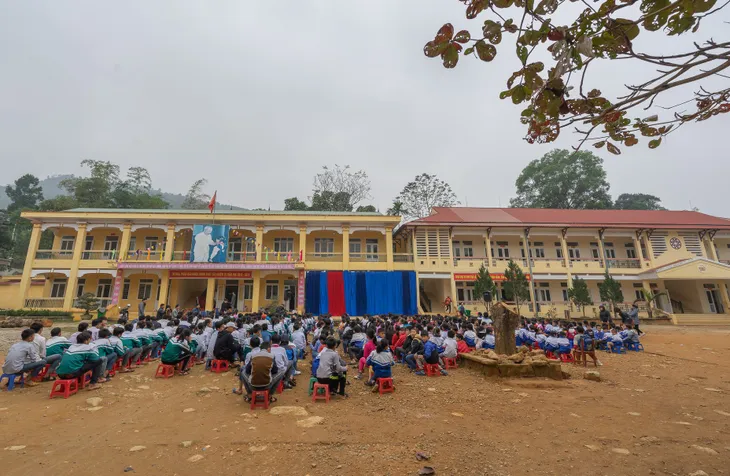 Sinh viên trường Báo mang hơi ấm thiện nguyện đến tỉnh Hòa Bình - Ảnh 2. Sinh viên trường Báo mang hơi ấm thiện nguyện đến tỉnh Hòa Bình - Ảnh 2.
