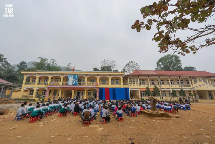 Sinh viên trường Báo mang hơi ấm thiện nguyện đến tỉnh Hòa Bình - Ảnh 3. Sinh viên trường Báo mang hơi ấm thiện nguyện đến tỉnh Hòa Bình - Ảnh 3.