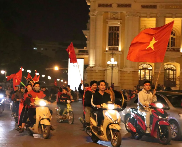 Đường phố Hà Nội rợp cờ ăn mừng đội tuyển Việt Nam vào tứ kết Asian Cup 2019 - Ảnh 5. Đường phố Hà Nội rợp cờ ăn mừng đội tuyển Việt Nam vào tứ kết Asian Cup 2019 - Ảnh 5.