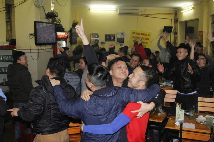 Đường phố Hà Nội rợp cờ ăn mừng đội tuyển Việt Nam vào tứ kết Asian Cup 2019 - Ảnh 3. Đường phố Hà Nội rợp cờ ăn mừng đội tuyển Việt Nam vào tứ kết Asian Cup 2019 - Ảnh 3.