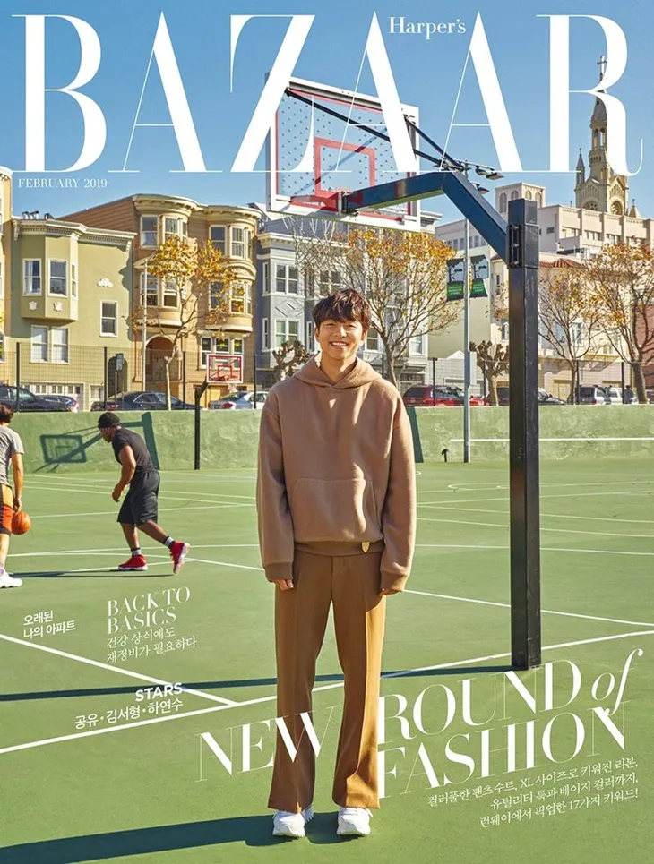 Gong Yoo mặc áo hoa, quần jeans ngồi lề đường làm fan điêu đứng - Ảnh 2. Gong Yoo mặc áo hoa, quần jeans ngồi lề đường làm fan điêu đứng - Ảnh 2.