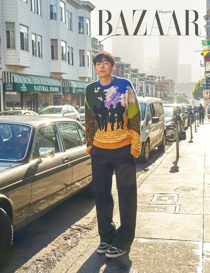 Gong Yoo mặc áo hoa, quần jeans ngồi lề đường làm fan điêu đứng - Ảnh 3. Gong Yoo mặc áo hoa, quần jeans ngồi lề đường làm fan điêu đứng - Ảnh 3.