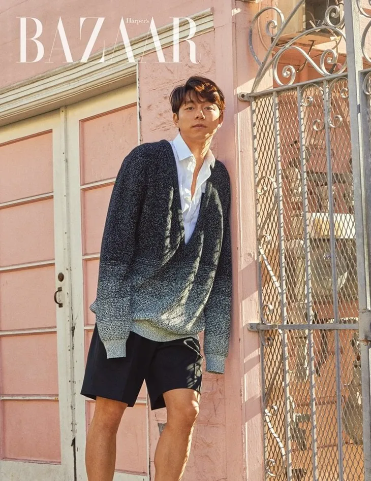 Gong Yoo mặc áo hoa, quần jeans ngồi lề đường làm fan điêu đứng - Ảnh 4. Gong Yoo mặc áo hoa, quần jeans ngồi lề đường làm fan điêu đứng - Ảnh 4.